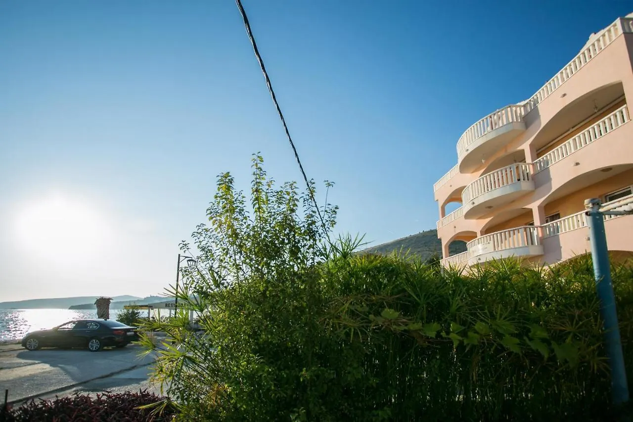 Kaja - Right Next To The Beach Trogir Apartment