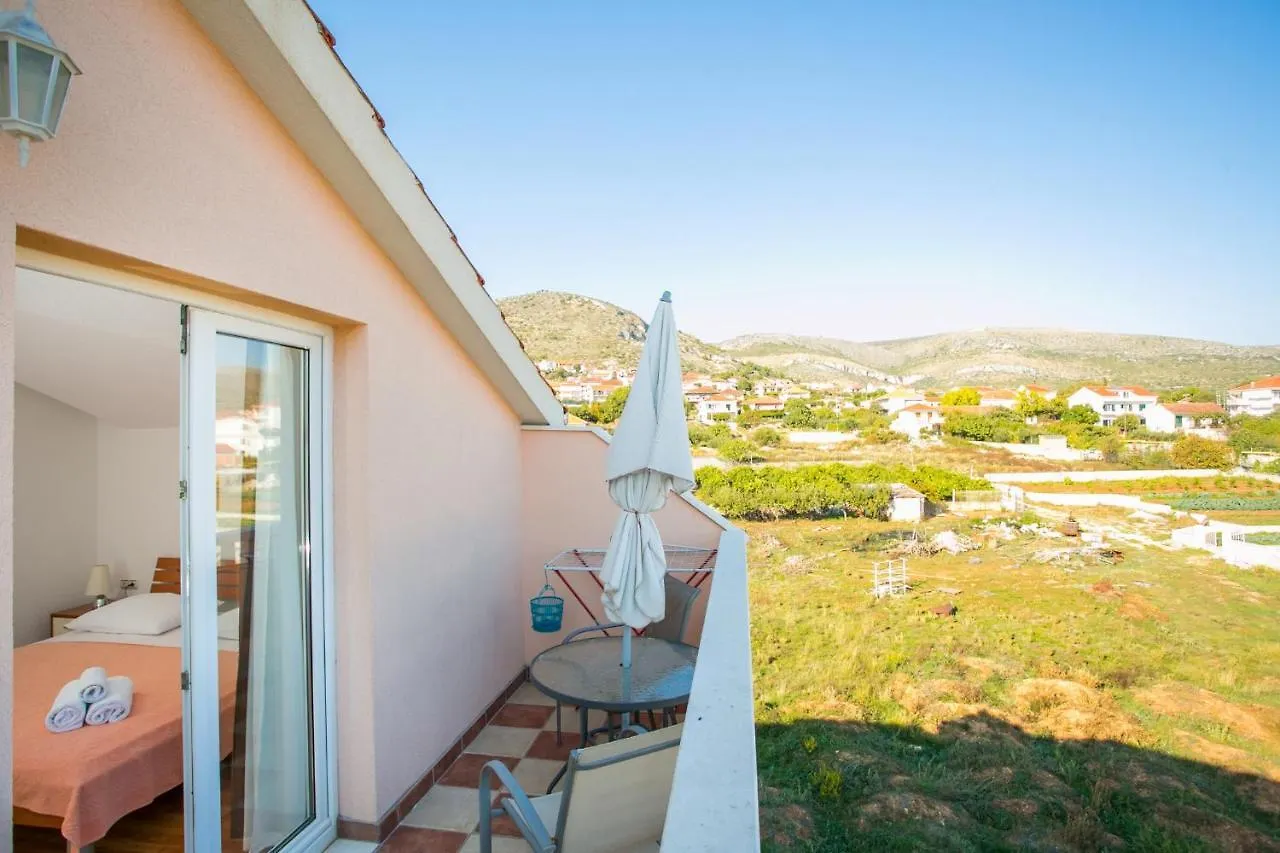 Apartment Kaja - Right Next To The Beach Trogir Croatia