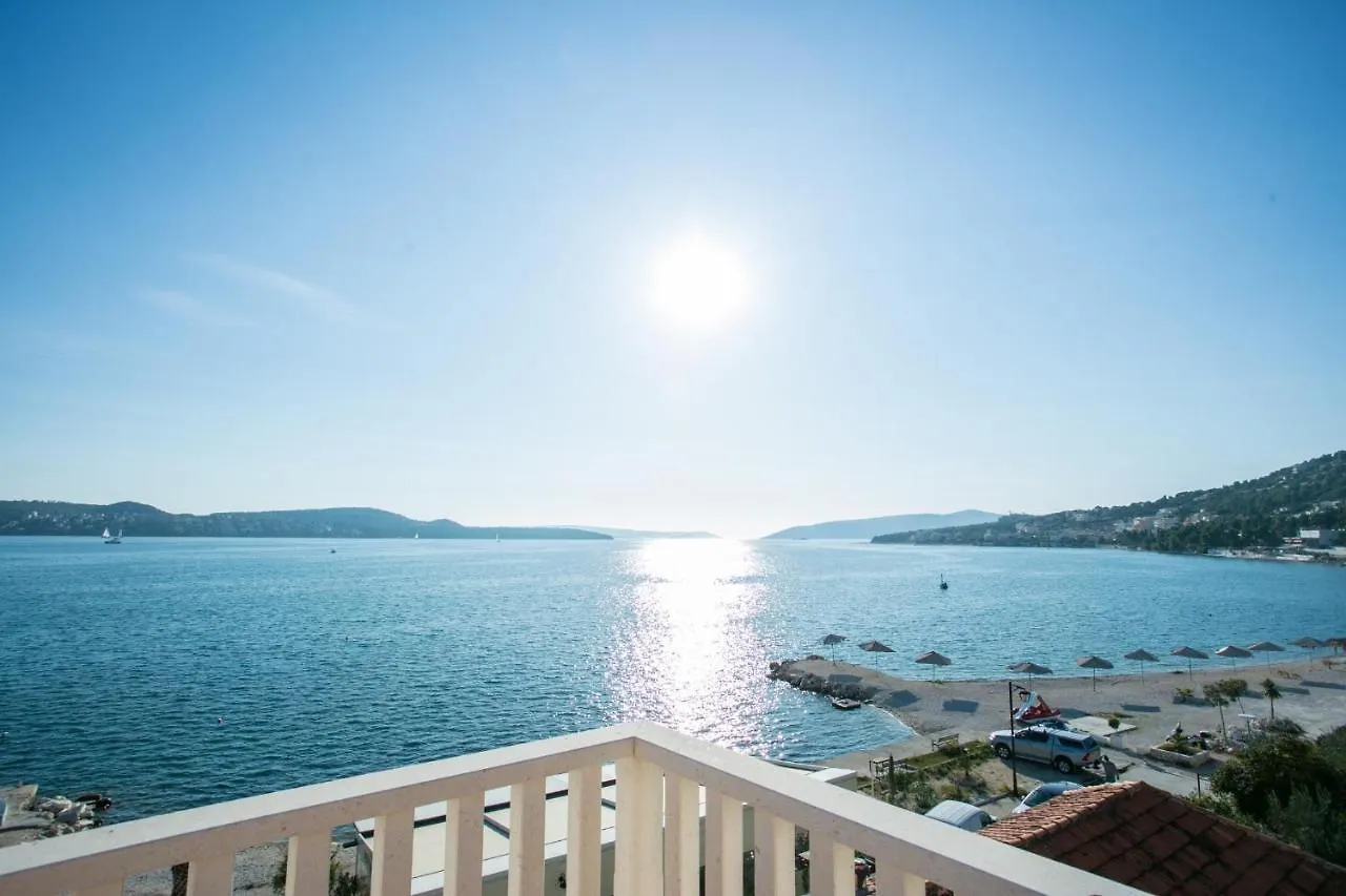 Kaja - Right Next To The Beach Trogir Apartment