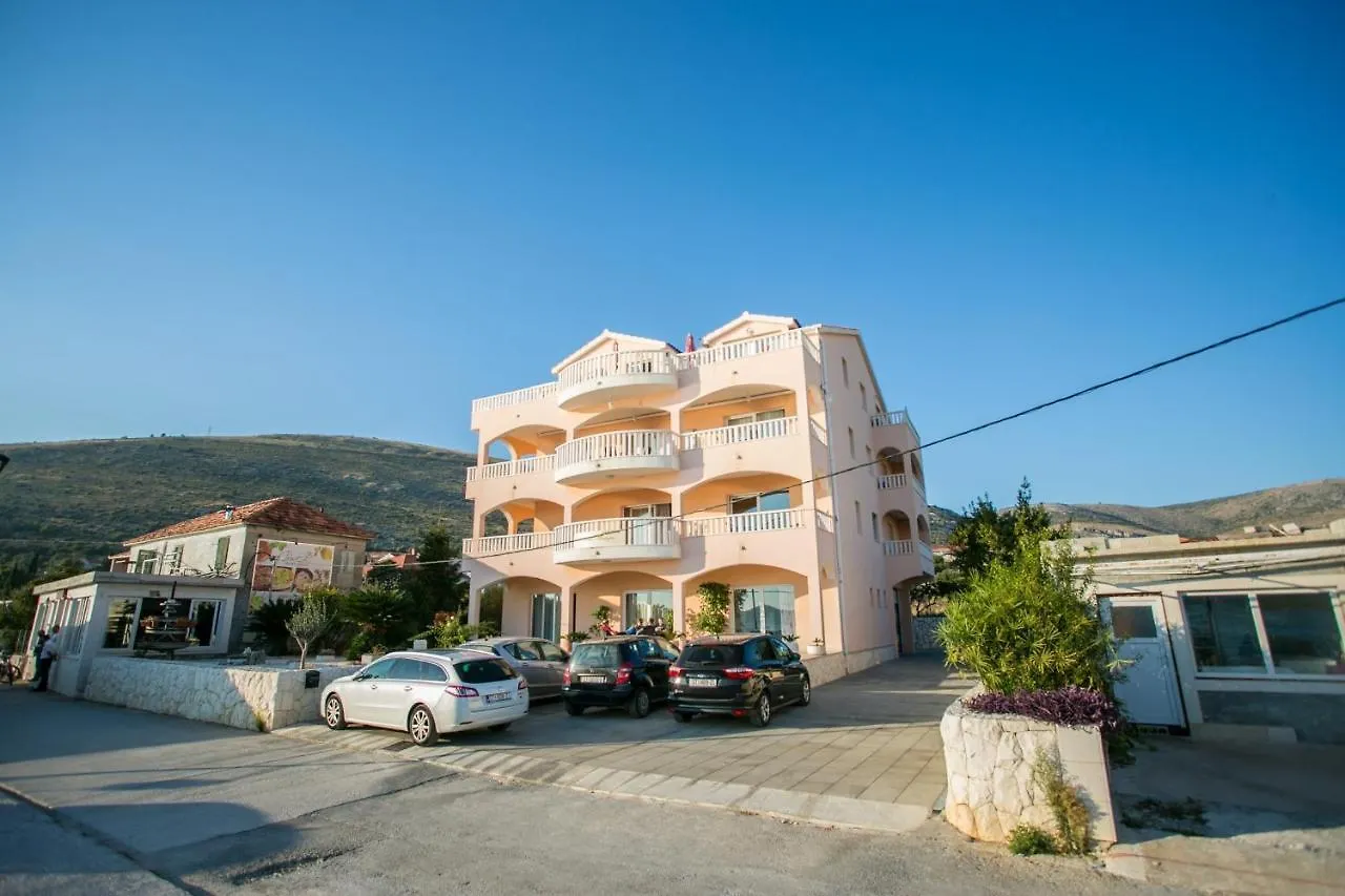 Kaja - Right Next To The Beach Trogir Apartment